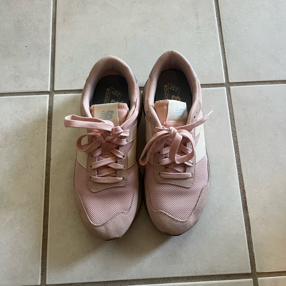 New Balance Woman Tennis Shoes size 7